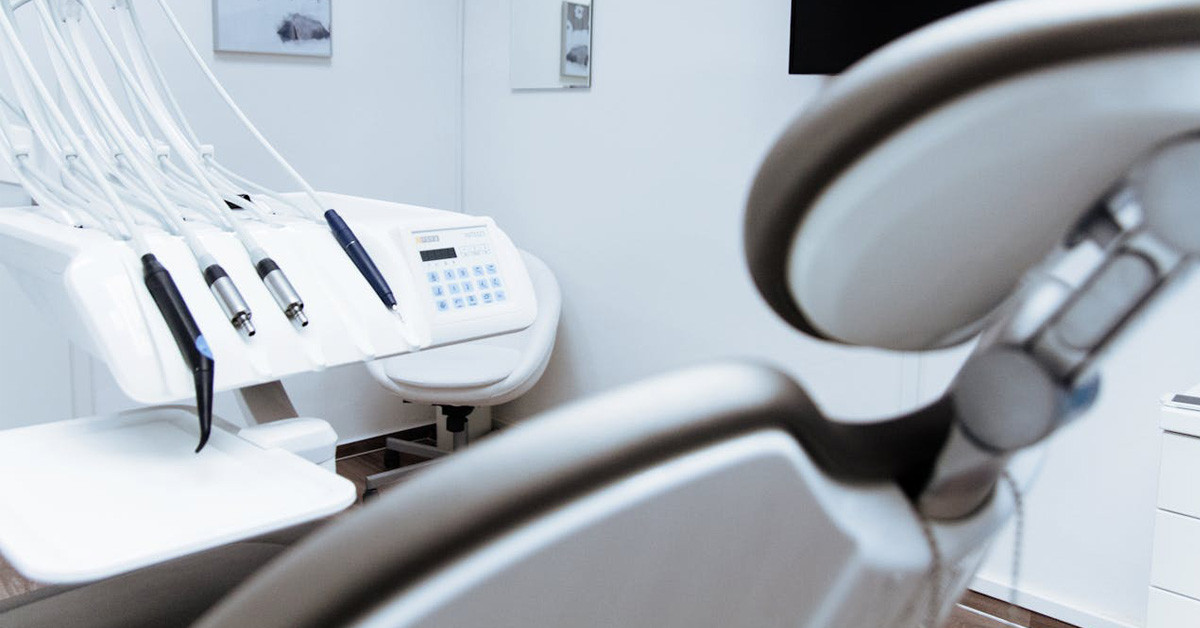 Fix fogsorral a fix magabiztosságért: tartós megoldás foghiányra