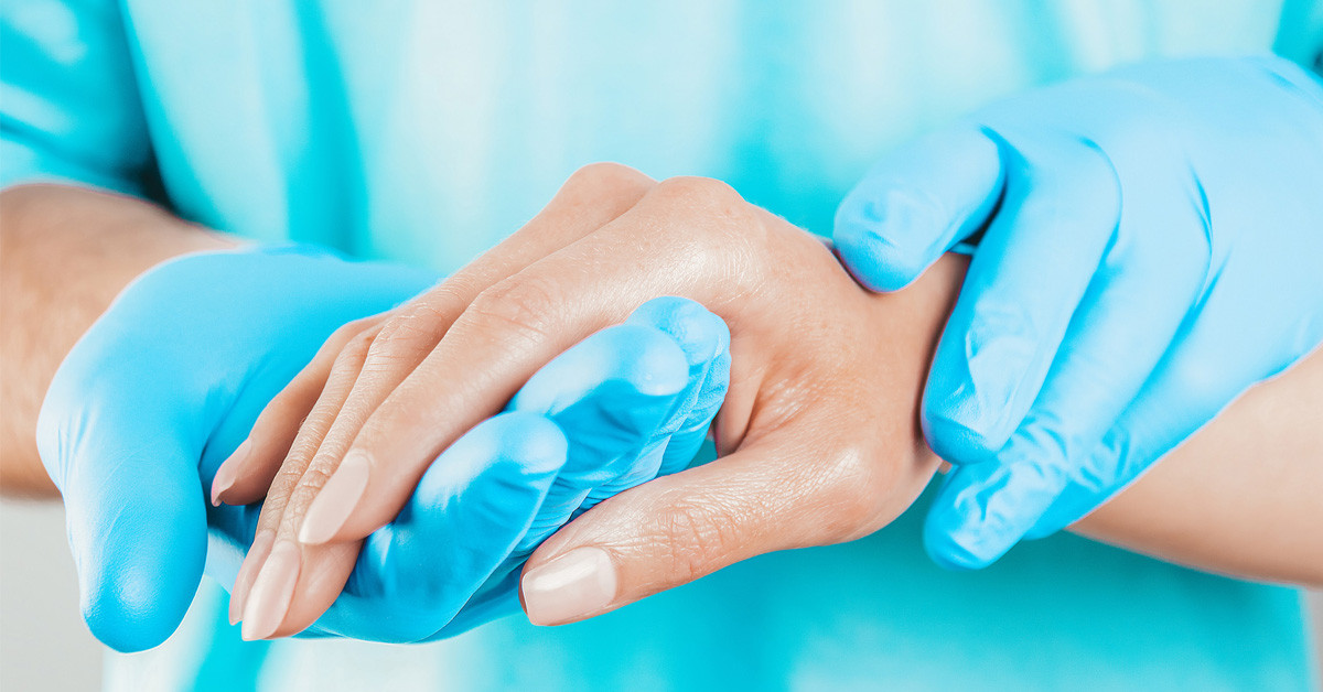 Nitril kesztyűk – hogyan válasszuk ki a megfelelő modellt?