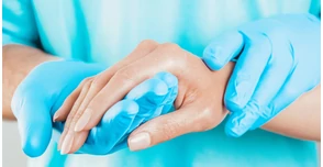 Nitril kesztyűk – hogyan válasszuk ki a megfelelő modellt?