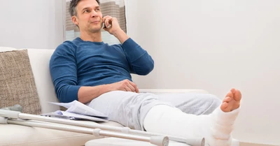 A gipszelt láb felpolcolása különösen fontos a gyógyulási folyamat során