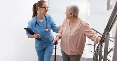 Mozgást és járást segítő eszközök időseknek