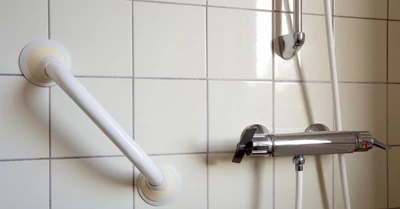 Hogyan növeli a fali kapaszkodó az idős emberek biztonságát?