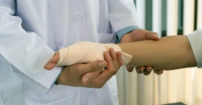 Az alginát kötszer sokoldalúsága – egyedi tulajdonságokkal rendelkező természetes anyag