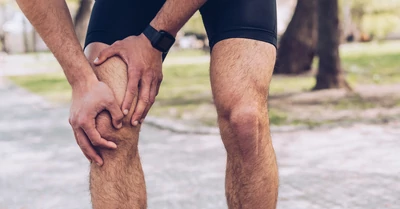 Éles szúró fájdalom a térdben – okok és megoldások