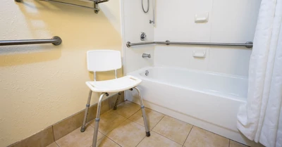 Zuhanyzó szék időseknek – biztonság és önállóság a fürdőszobában