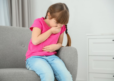 kislány sír, fájdalmai vannak