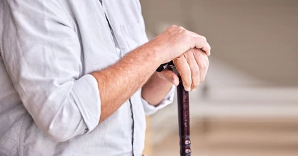 Az elegáns járóbot kényelmet és biztonságot nyújt a napi közlekedésben