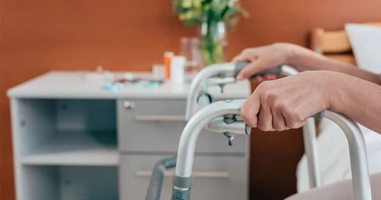 Stabilabb közlekedés járókeret használata segítségével