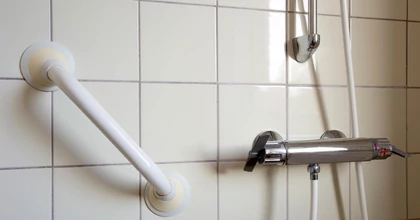 Hogyan növeli a fali kapaszkodó az idős emberek biztonságát?