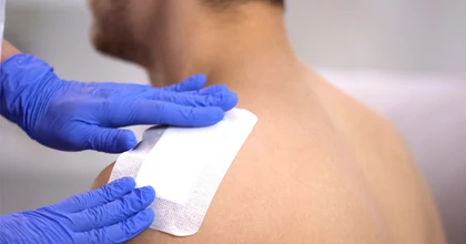 A legjobb öntapadós kötszer kiválasztása sebekhez és sérülésekhez