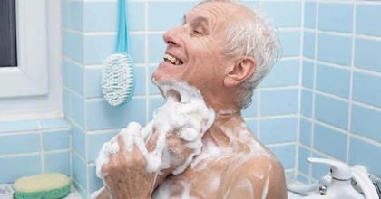 Idős ember fürdetése – módszerek, segédeszközök és támogatás