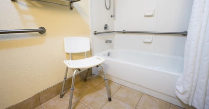 Zuhanyzó szék időseknek – biztonság és önállóság a fürdőszobában